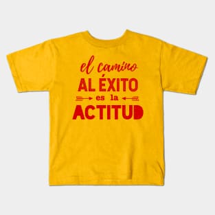 el camino al éxito es la actitud - red design Kids T-Shirt